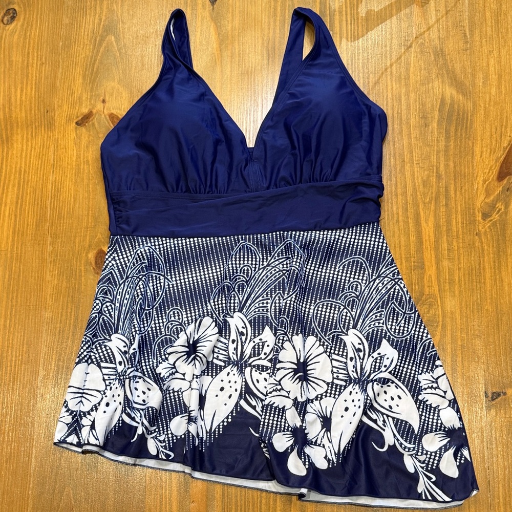 NWOT women’s modest tankini swimsuit navy and white floral print bathing suit